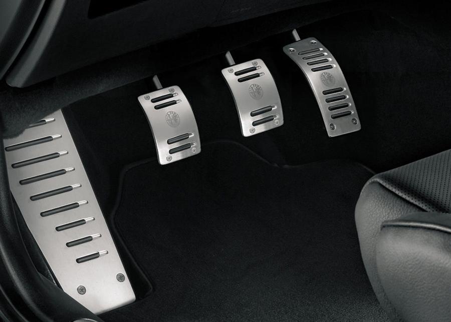 Детали интерьера Alfa Romeo Brera Italia Independent 2009 года  (фото 3 из 8)